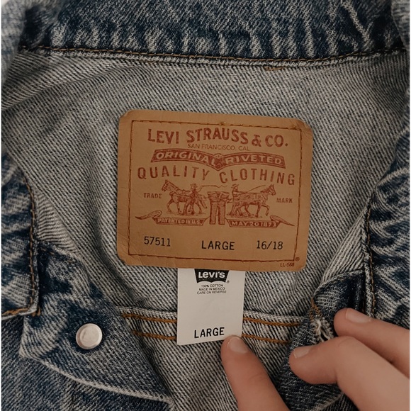 Levis classes denim jacket. Size Large, Blue denim, perfect condition. - Picture 2 of 4